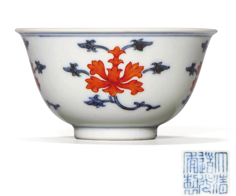 清道光 青花矾红花卉纹杯 - 图1